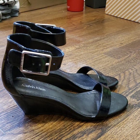 BRAND NEW/ NEVER WORN Calvin Klein black sandals - Picture 2 of 3